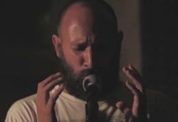 Un viaggio poetico tra voce, corpo, suono, parola e arte