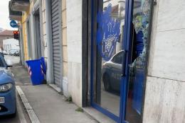 Vigevano, sfondano la porta d’ingresso della pizzeria: via con soldi, telefono e tablet