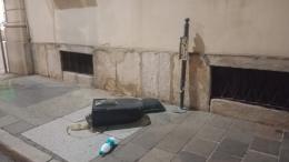 Vigevano, vandalismo nei pressi del teatro "Cagnoni": divelto un cestino per i rifiuti