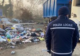 Autocarro utilizzato per abbandonare rifiuti sequestrato dalla polizia locale di Abbiategrasso