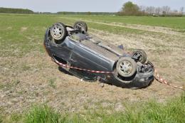Auto finisce fuori strada e si ribalta in un campo a Zeme: ferita una donna di 56 anni