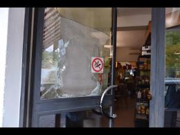 Vigevano, con un sasso sfondano la porta del bar 