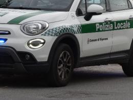 Vigevano, passa con il semaforo rosso: fermato, mostra un documento falso (comprato on line)