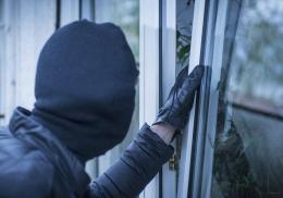 Vigevano, il negozio di parrucchiere nel mirino dei ladri