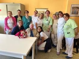 Ostetrica di 103 anni torna nel reparto dell'ospedale dove lavorò dal 1944