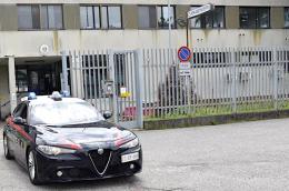 Vigevano, fermato in stazione con la droga: in caserma danneggia con una pietra l'auto dei carabinieri