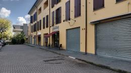 Raid notturno dei ladri nel negozio di parrucchiere. Rubano profumi e tagliacapelli