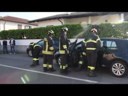 L'auto prende un dosso e si gira, poi colpisce un suv in sosta