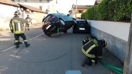 Gambolò: l’auto si ribalta su un dosso e finisce con le ruote sopra un suv parcheggiato