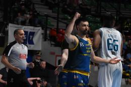 Basket, serie A2, il cuore infinito della Elachem Vigevano: contro Cantù è vittoria 75-79. Livorno l'avversario del play-out