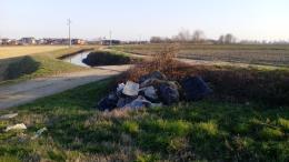 Rifiuti scaricati in maniera illegale nelle campagne: ancora segnalazioni
