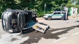 Robbio, auto si ribalta in mezzo alla strada: ferita una ragazza di 28 anni