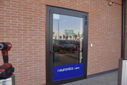 Furto notturno all'Euronics di Vigevano. I ladri fuggono con venti telefonini