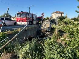 Esce di strada a Pieve del Cairo, arriva l'elisoccorso