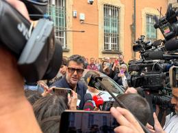 Omicidio Garlasco, davanti al Tribunale si presenta Fabrizio Corona: «I colpevoli sono più di quattro»