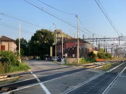 I carabinieri lo inseguono sull'auto rubata. Il conducente si dilegua a piedi sui binari della stazione ferroviaria di Mortara