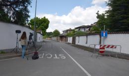 «Garlasco non è una città omertosa, narrazione falsa che deve finire». E intanto c’è chi si fa i selfie in via Pascoli