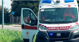 Auto in transito urta un ciclista di 25 anni a Parona. Il ragazzo rovina a terra