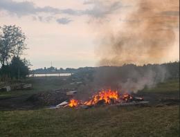 Danno fuoco ai rifiuti in campagna e scappano: identificati i tre responsabili