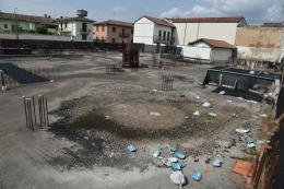 Gambolò, cantiere abbandonato in centro: il Comune deve restituire gli oneri