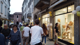 Shopping fino a mezzanotte, con musica dal vivo e punti ristoro