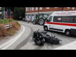 La moto tre ruote si trova il trattore davanti. Il conducente trasferito in elisoccorso