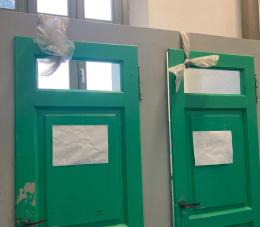 Porte tenute ferme con lo scotch, servizi igienici guasti oppure ostruiti: la situazione del Vidari