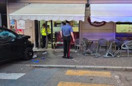 Gravellona Lomellina: investe i clienti del bar con l'auto, fermato dai carabinieri. In condizioni disperate una 50enne