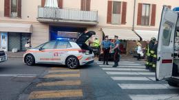 Gravellona Lomellina, lancia l'auto contro il bar e investe una donna