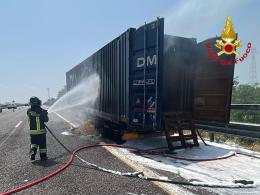 Mezzo pesante prende fuoco sull'autostrada A7