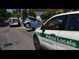 Vigevano, la Panda esce di strada e sfonda la recinzione