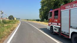Si rompe un palo e i fili del telefono interrompono la strada