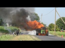 Vigevano, trattore avvolto dalle fiamme: le immagini