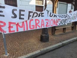 Gravellona, lo striscione di Casa Pound. La replica del Pd: «La sicurezza non si ottiene con slogan xenofobi, ma con politiche efficaci, inclusive e giuste»