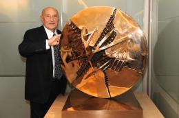 La scomparsa di Arnaldo Pomodoro, scultore di fama internazionale e figura centrale dell'arte contemporanea