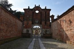 Bivacchi notturni e rifiuti nella zona del Castello di Gambolò