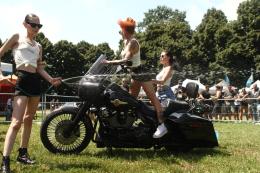 Il motoraduno con anche le Mustang, la pole dance e la musica dal vivo