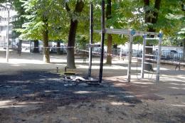 Vigevano, scivolo per bambini dato alle fiamme. Vandalismo nel parco Regina Margherita
