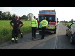 Schianto auto e camion a Garlasco: l'utilitaria finisce nel campo