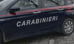 Allontanato per maltrattamenti, si ripresenta dalla moglie: fermato dai carabinieri