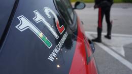Fugge all’alt dei carabinieri e getta la cocaina dal finestrino