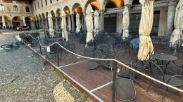 Vigevano, un uomo devasta nella notte un bar in piazza Ducale