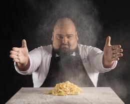 Lo chef re dei social cucinerà dal vivo