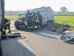 Scontro tra furgone e camion: muore una donna di 62 anni