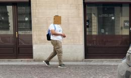 Dà in escandescenze e spacca tutte e tre le vetrine di un kebap di Mortara