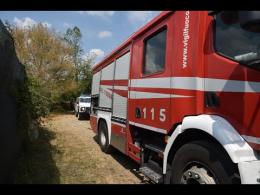 Un tizzone sfuggito dal fuoco acceso in  una casotta incendia la boscaglia