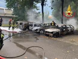 Abbiategrasso: cinque auto parcheggiate distrutte dalle fiamme