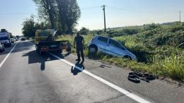 Mortara, auto fuori strada: traffico a rilento per le operazioni di recupero