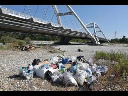Vigevano, continua la pessima abitudine di abbandonare i rifiuti sulle spiagge del Ticino