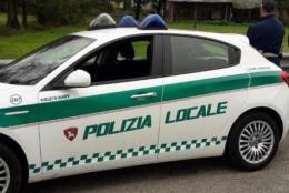 Vigevano, ruba una maglietta da un negozio di abbigliamento: denunciato dalla polizia locale